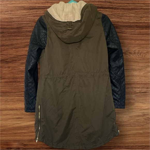 ZARA OLIVE GREEN COAT WITH FAUX LEATHER SLEEVES AND FAUX FUR - Picture 2 of 5